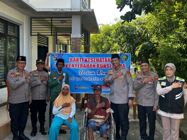 Wujud Kepedulian Polri, Kapolres Musi Rawas Serahkan Bantuan Kursi Roda