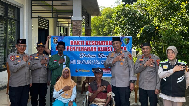 Wujud Kepedulian Polri, Kapolres Musi Rawas Serahkan Bantuan Kursi Roda