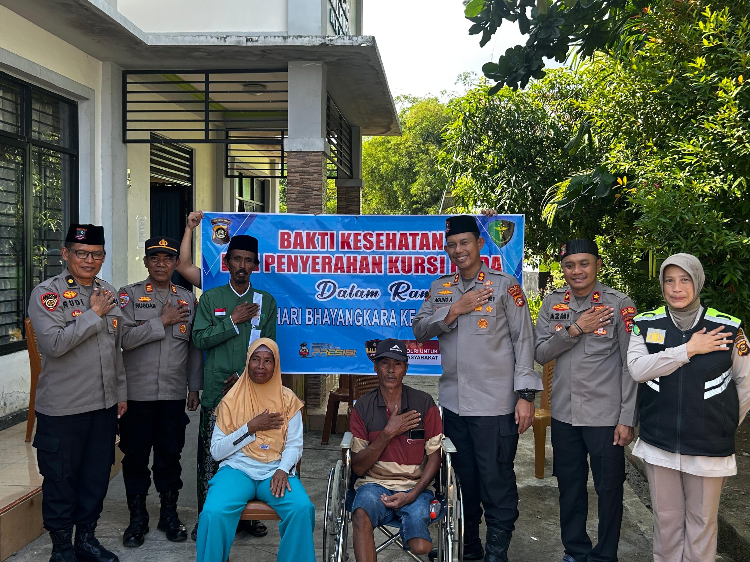 Wujud Kepedulian Polri, Kapolres Musi Rawas Serahkan Bantuan Kursi Roda