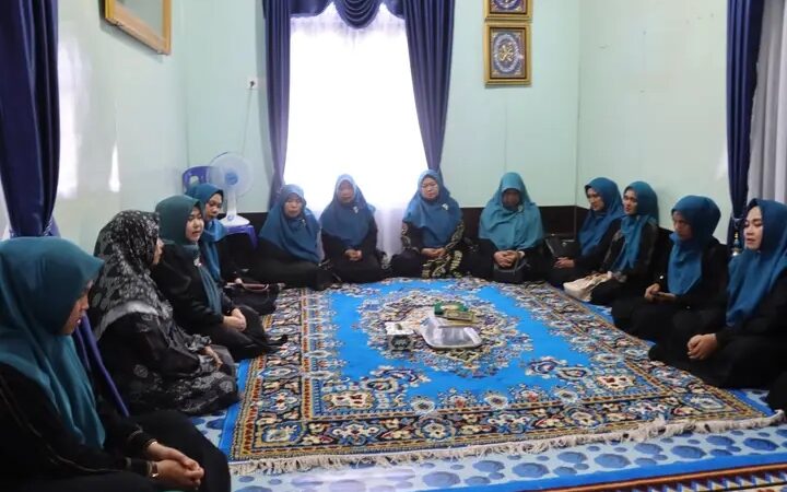 Ketua TP PKK Hj. Fadhilah Sadat, S.H. Takziah ke Rumah Duka H. Syamsuddin Abd., Beri Dukungan dan Doa untuk Keluarga