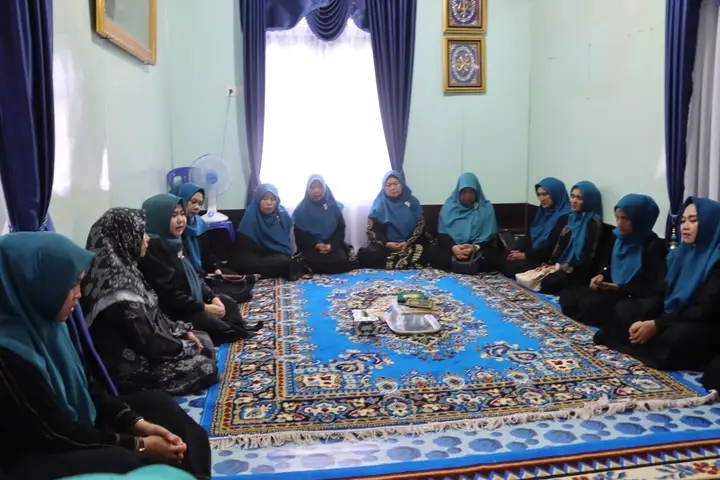Ketua TP PKK Hj. Fadhilah Sadat, S.H. Takziah ke Rumah Duka H. Syamsuddin Abd., Beri Dukungan dan Doa untuk Keluarga