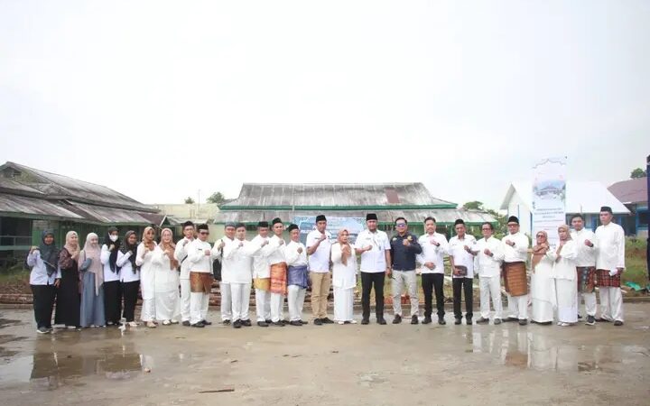 Wakili Bupati, Sekda Hermansyah Letakkan Batu Pertama Pembangunan Mushola SMKN 1 Tanjab Barat, Perkuat Pendidikan Karakter dan Spiritual Siswa