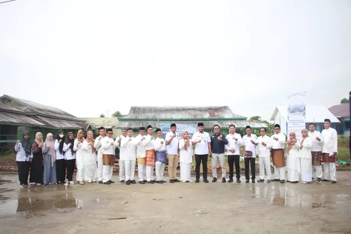 Wakili Bupati, Sekda Hermansyah Letakkan Batu Pertama Pembangunan Mushola SMKN 1 Tanjab Barat, Perkuat Pendidikan Karakter dan Spiritual Siswa