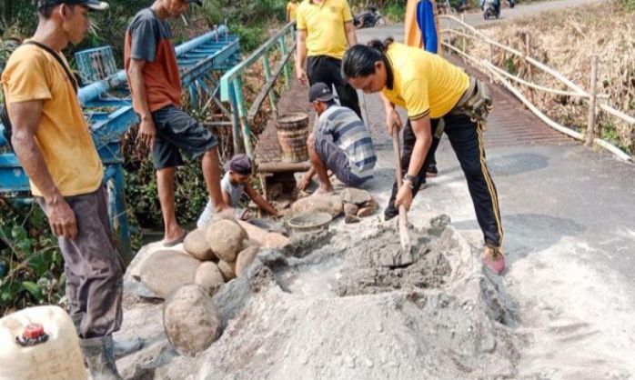 Demi Keselamatan Masyarakat, Tim Belida Polsek Jayaloka Perbaiki Tanggul Jembatan