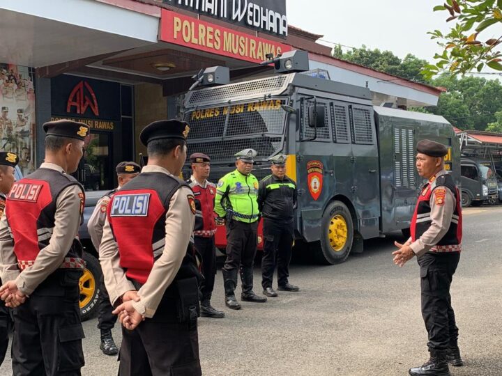 Dampak Pemanasan Global, Kapolres Musi Rawas Perintahkan Sat Samapta Terjunkan Water Cannon untuk Menyiram Tanaman dan Jalan