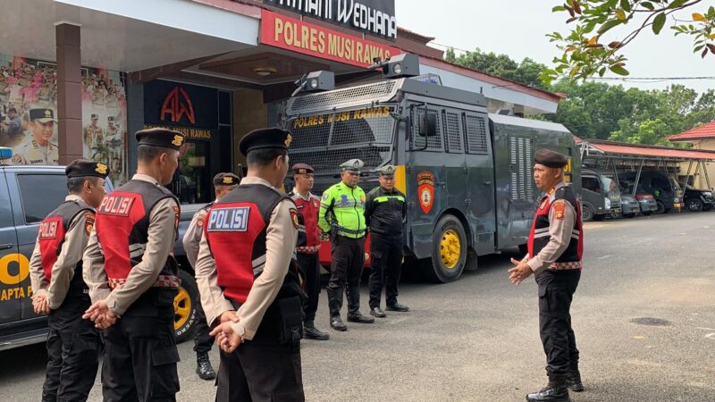 Dampak Pemanasan Global, Kapolres Musi Rawas Perintahkan Sat Samapta Terjunkan Water Cannon untuk Menyiram Tanaman dan Jalan