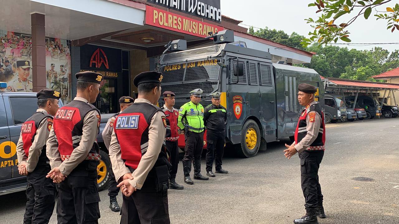 Dampak Pemanasan Global, Kapolres Musi Rawas Perintahkan Sat Samapta Terjunkan Water Cannon untuk Menyiram Tanaman dan Jalan
