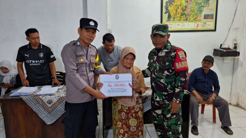 Babinsa Koramil 0201-14/PB Dampingi Penyaluran BLT Tahap I di Desa Cinta Rakyat