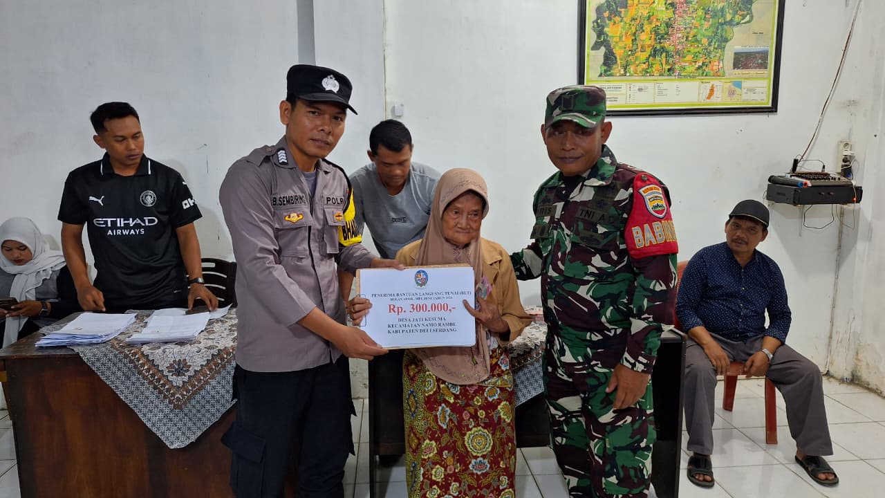 Babinsa Koramil 0201-14/PB Dampingi Penyaluran BLT Tahap I di Desa Cinta Rakyat