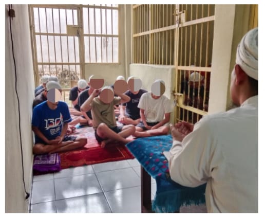 Di Balik Jeruji Besi, Tahanan Bersimpuh, Merenung, Tak Kuasa Menahan Tetesan Air Mata Saat Binrohtal Digelar Polres Lubuk Linggau