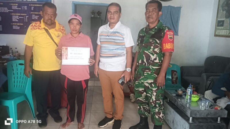 Babinsa Koramil 0201-14/PB Dampingi Penyaluran BLT di Desa Binaan