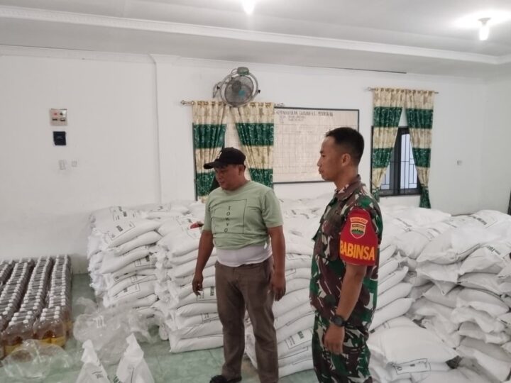 Babinsa Dampingi Penyaluran Beras dan Minyak Goreng di Wilayah Binaan