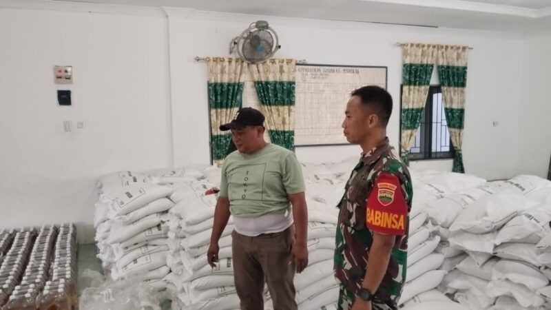 Babinsa Dampingi Penyaluran Beras dan Minyak Goreng di Wilayah Binaan