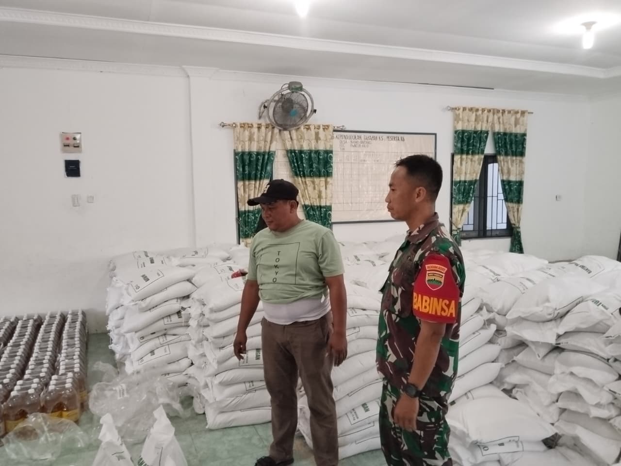 Babinsa Dampingi Penyaluran Beras dan Minyak Goreng di Wilayah Binaan