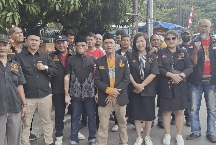 Tebar Kepedulian di Jumat Berkah, DPC GRIB Jaya Medan Bersama PAC GRIB Jaya Medan Petisah Bagikan 500 Nasi Kotak kepada Masyarakat
