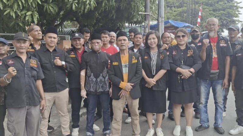 Tebar Kepedulian di Jumat Berkah, DPC GRIB Jaya Medan Bersama PAC GRIB Jaya Medan Petisah Bagikan 500 Nasi Kotak kepada Masyarakat