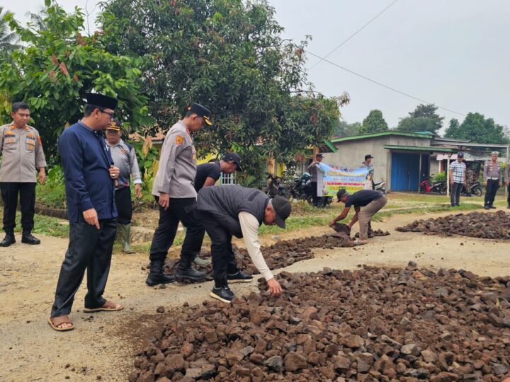 Tindak Lanjuti Instruksi Kapolda Sumsel, Polres Musi Rawas gandeng Nahdlatul Ulama Perbaiki Jalan Berlubang di Megang Sakti
