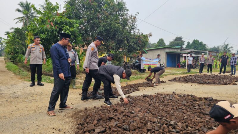 Tindak Lanjuti Instruksi Kapolda Sumsel, Polres Musi Rawas gandeng Nahdlatul Ulama Perbaiki Jalan Berlubang di Megang Sakti