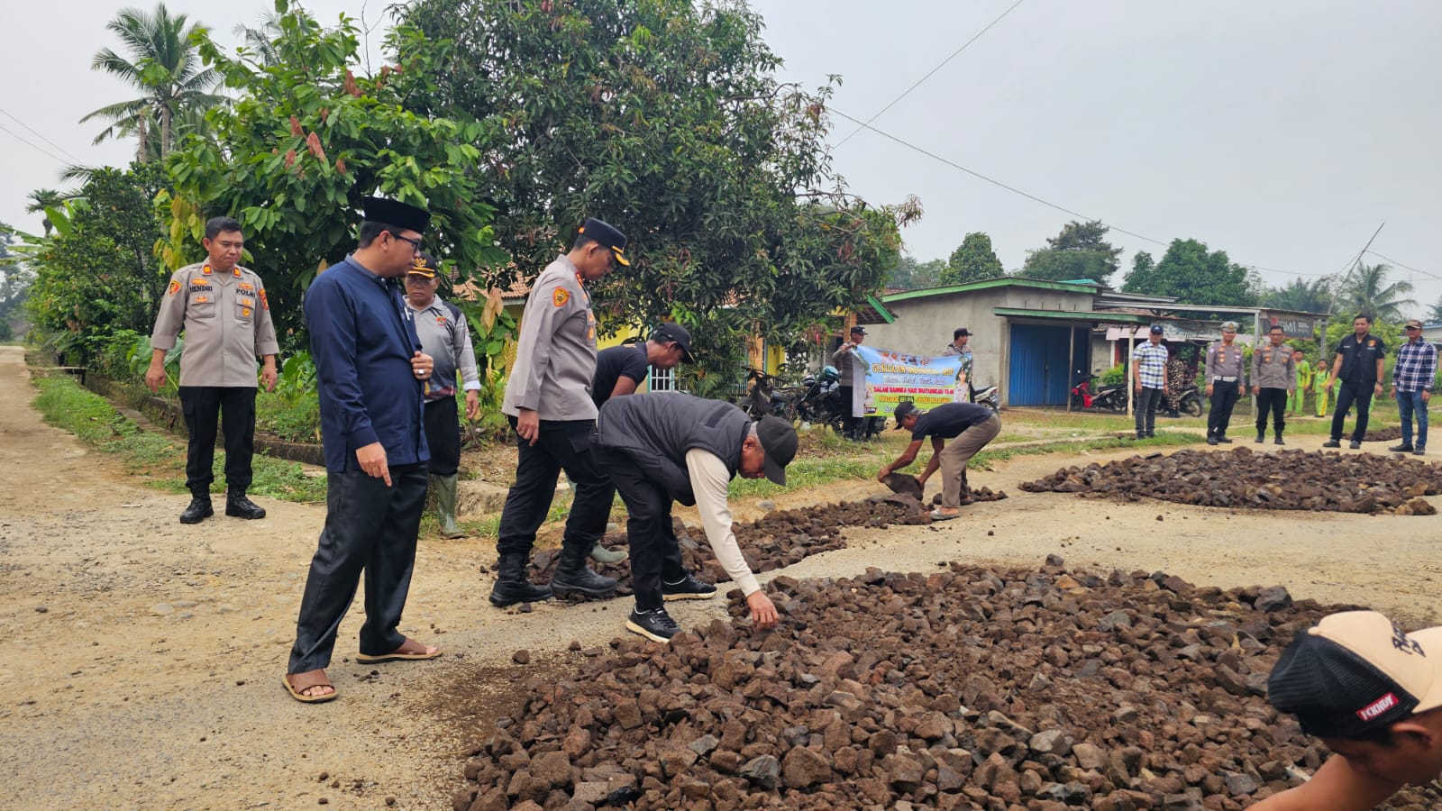 Tindak Lanjuti Instruksi Kapolda Sumsel, Polres Musi Rawas gandeng Nahdlatul Ulama Perbaiki Jalan Berlubang di Megang Sakti