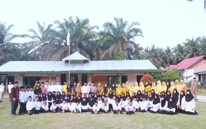 Bupati Anwar Sadat Bantu Perbaikan Madrasah di Adi Purwa