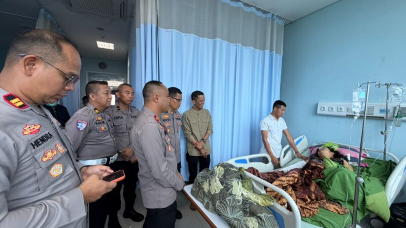 Wujud Empati Mendalam, Polres Musi Rawas Sambangi Korban Laka Lantas Saat Pengawalan Jemaah Haji