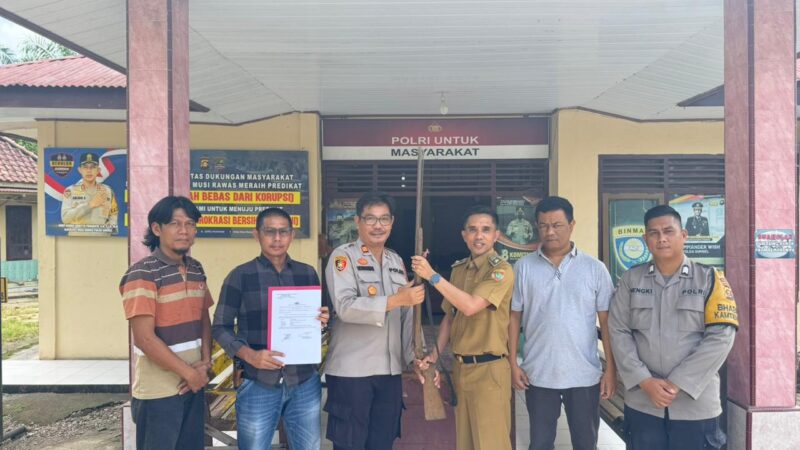 Kades Muara Rengas Serahkan Senpira ke Polsek Muara Lakitan
