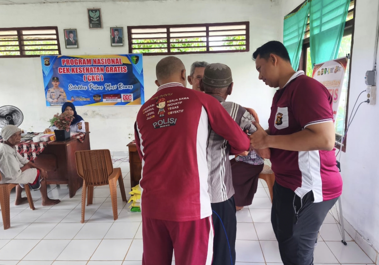 Sentuhan Kemanusiaan Polri, Kapolres Musi Rawas Salurkan Bantuan dan Cek Kesehatan di Panti Jompo Harapan Kita, Dalam Rangka Hari Bhayangkara ke-80