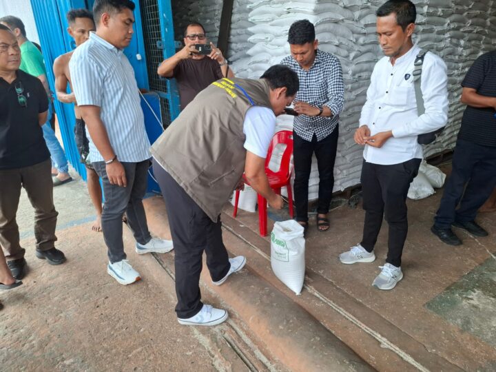 Pimwil Bulog Sumut Tinjau Hari Terakhir Pengangkutan Bantuan Pangan Untuk Warga Kota Medan