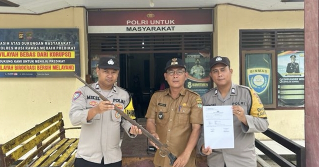 Kembali, Polsek Muara Lakitan Polres Musi Rawas Menerima Penyerahan Senpira Dua Sekaligus dari Kades Lubuk Pandan, Dalam Operasi Senpi Musi 2026