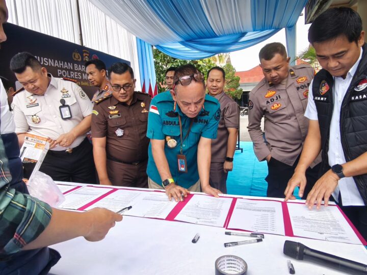 POLRES MUSI RAWAS MEMUSNAKAN BARANG BUKTI 2 KG SABU. 