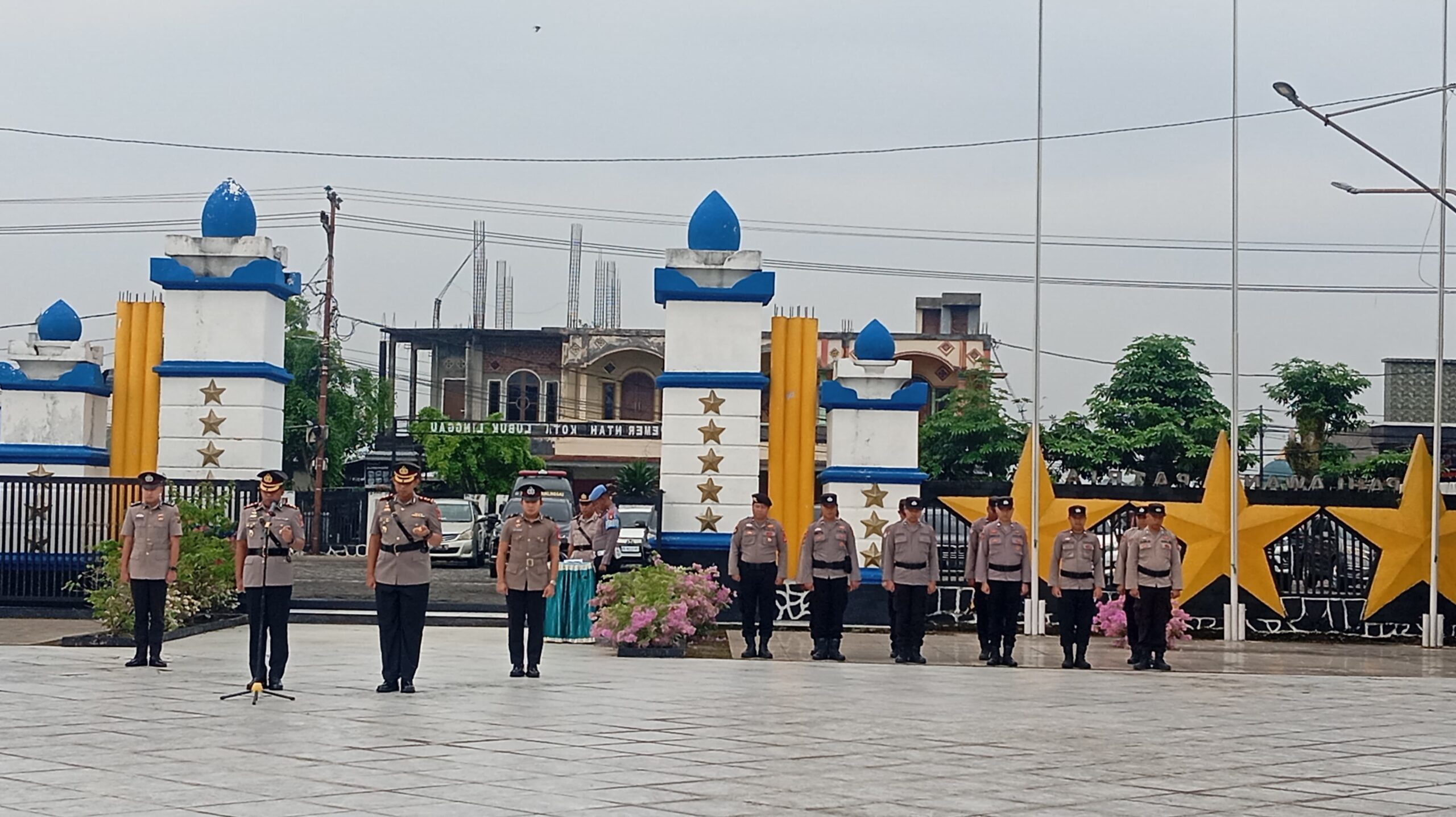 SUASANA MENJELANG PUNCAK PERINGATAN HARI BHAYANGKARA KE 80,POLRES LUBUK LINGGAU DAN MUSI RAWAS MELAKSANAKAN UPACARA ZIARAH BERSAMA DI TAMAN MAKAN PAHLAWAN (TMP) PATRIA BUKIT SULAP 