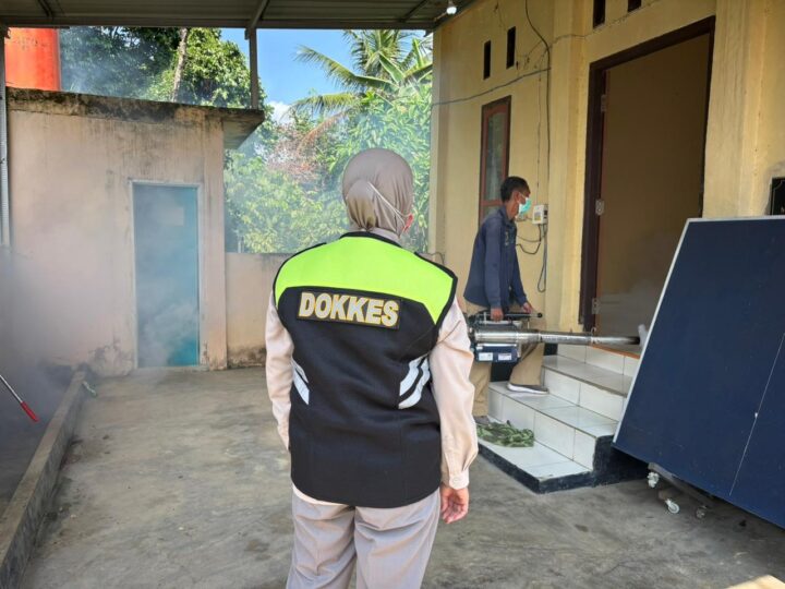Sambut Hari Bhayangkara ke-80, Sidokkes Polres Musi Rawas Gelar Fogging di Seluruh Polsek Jajaran
