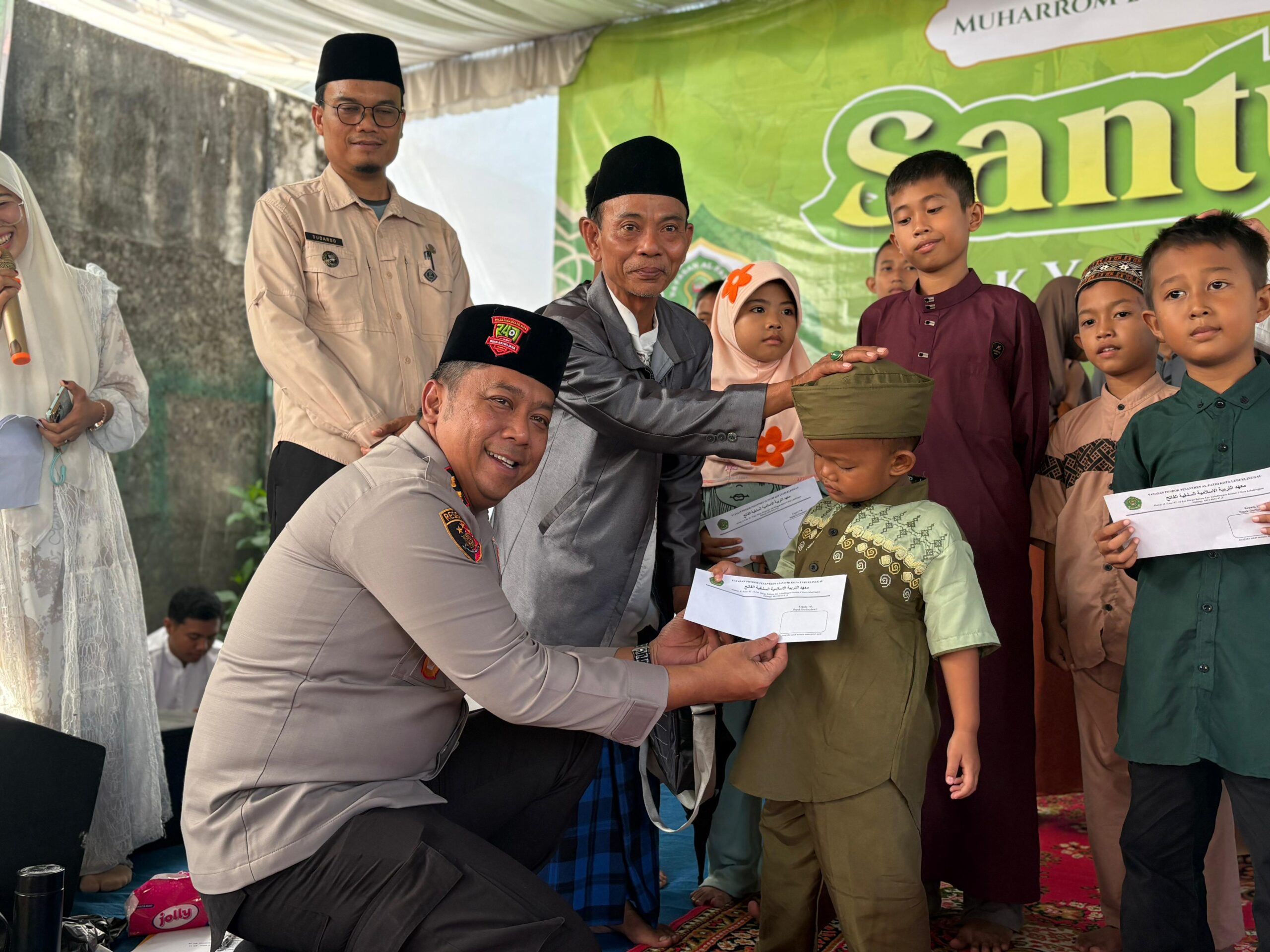 MOMENTUM SAKRAL BULAN MUHARRAM 1448 HIJRIAH,POLRES LUBUK LINGGAU BERSAMA YAYASAN PONDOK AL-FATIH MENYALURKAN SATUNAN KEPADA ANAK YATIM PIATU SERTA DHUAFA