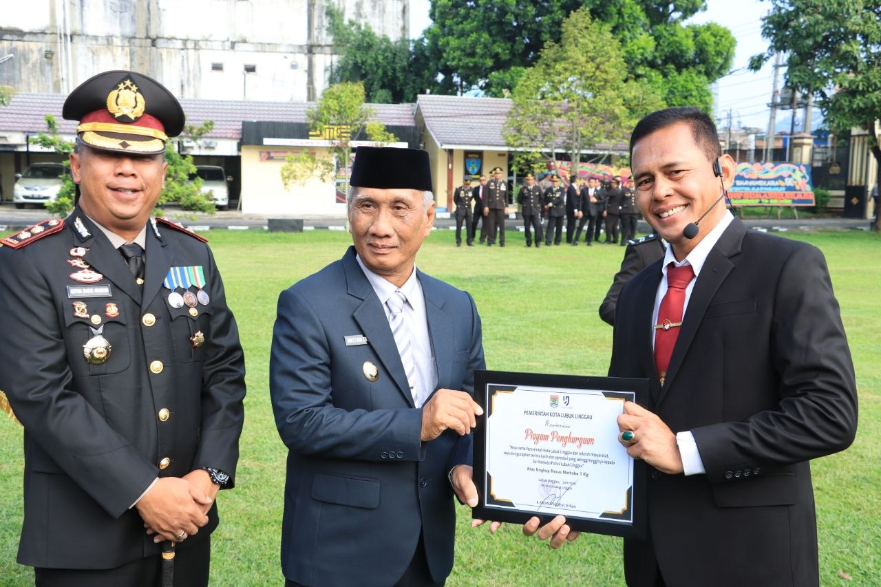 Rayakan HUT Bhayangkara ke-80, Polres Lubuk Linggau Gelar Upacara Apresiasi Prestasi dan Dedikasi Personel Pemkot Lubuklinggau, Wakil Walikota Sampaikan Penghargaan