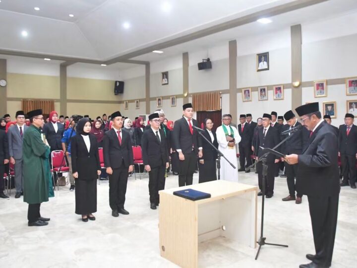 PENGUKUHAN SEKDA, BUPATI TEGASKAN KEBIJAKAN KEPEGAWAIAN BERDASARKAN SISTEM MERIT, KOMPETENSI DAN KINERJA