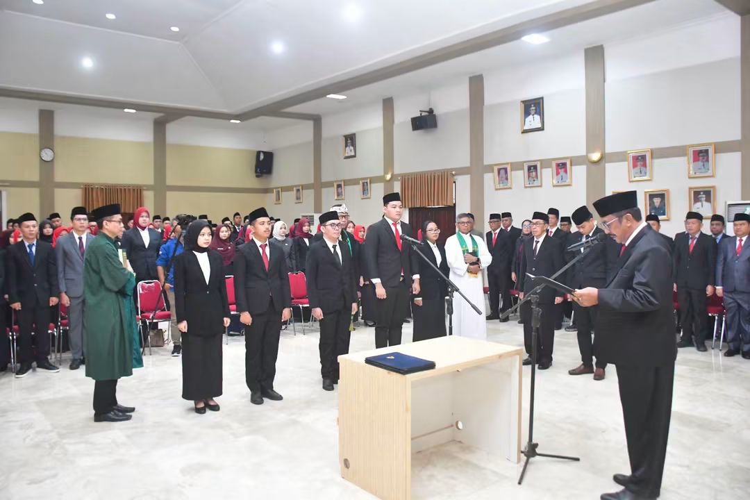PENGUKUHAN SEKDA, BUPATI TEGASKAN KEBIJAKAN KEPEGAWAIAN BERDASARKAN SISTEM MERIT, KOMPETENSI DAN KINERJA