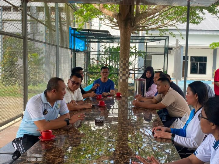 Gelar Jumat Sehat, Plt. Kepala Lapas Narkotika Langkat Pimpin Jalan Santai Sekaligus Kontrol Area Brandgang