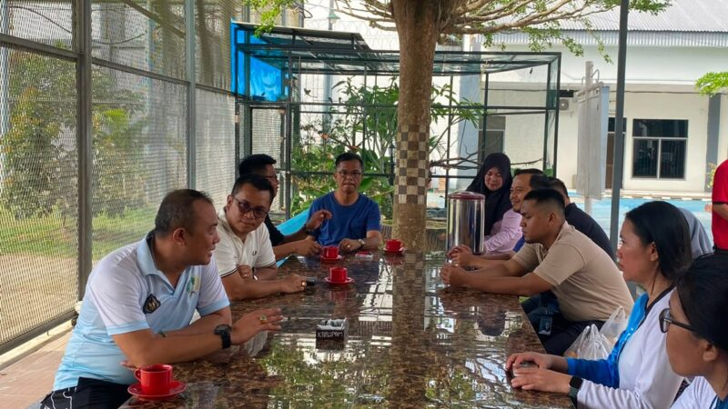 Gelar Jumat Sehat, Plt. Kepala Lapas Narkotika Langkat Pimpin Jalan Santai Sekaligus Kontrol Area Brandgang