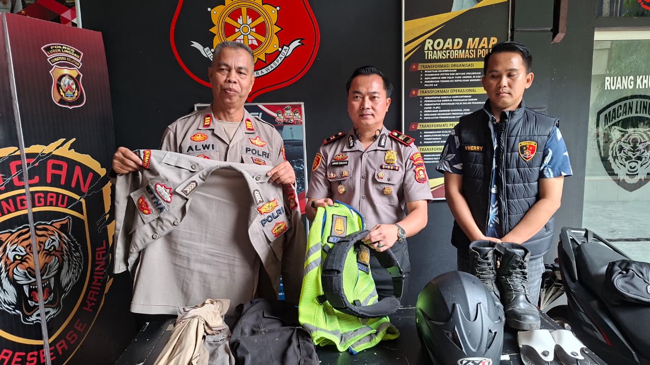 MANTAN PECATAN POLISI MELAKUKAN PUNGLI SUPIR TRUK YANG BERPAKAIAN SERAGAM POLRI.