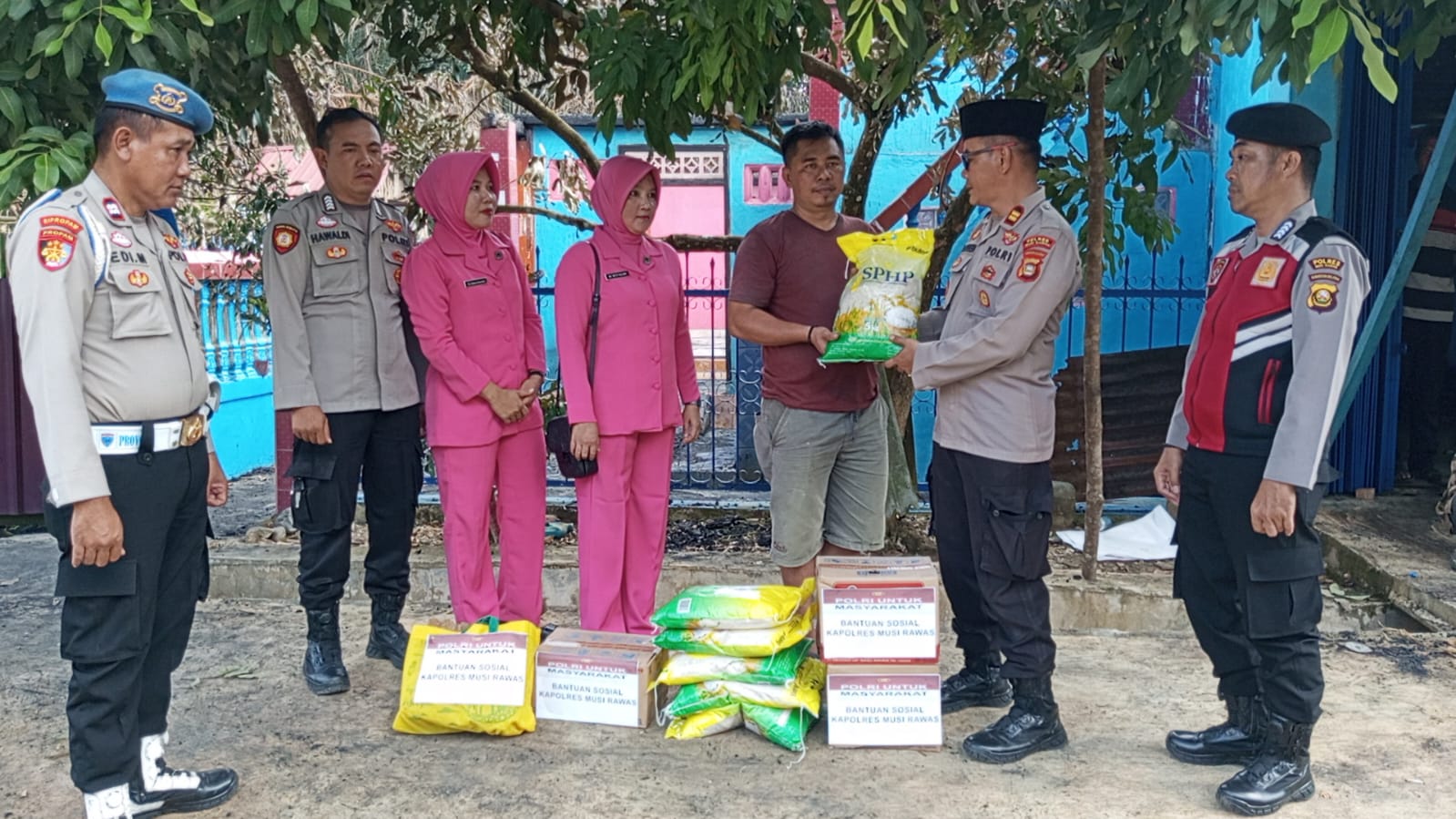 Polres Musi Rawas Peduli,Berbagi : Respon Cepat Ringankan Beban Korban Kebakaran di Kec. Jayaloka.