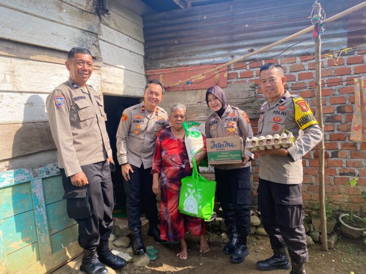 POLSEK LUBUK LINGGAU TIMUR 1,MENYALURKAN PAKET BANTUAN SEMBAKO KEPADA MASYARAKAT YANG KURANG MAMPU.
