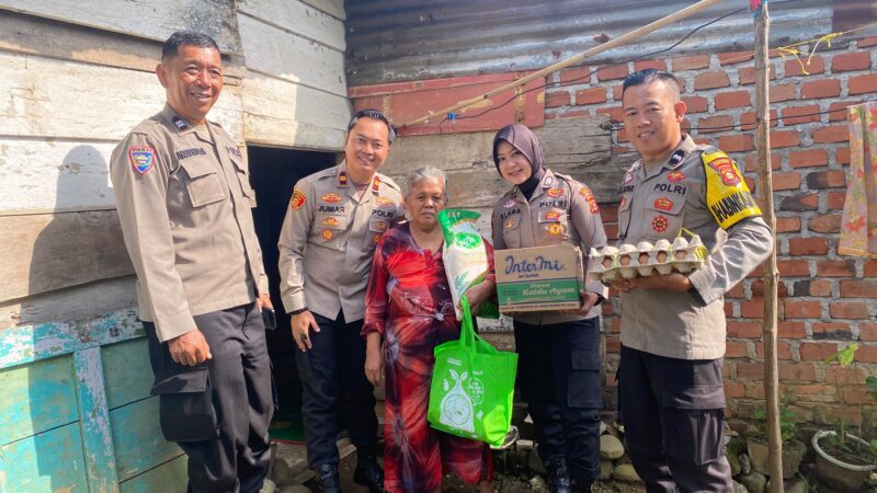 POLSEK LUBUK LINGGAU TIMUR 1,MENYALURKAN PAKET BANTUAN SEMBAKO KEPADA MASYARAKAT YANG KURANG MAMPU.