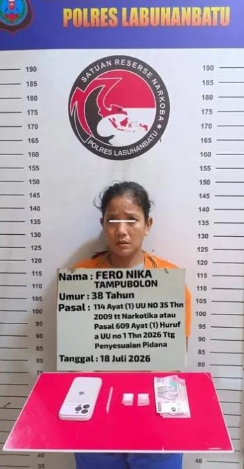 Feronika Tampubolon Mencoba Buang Barang Bukti Saat di Grebek Satresnarkoba Polres Labuhanbatu