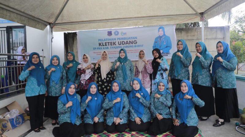 Ketua TP PKK Tanjab Barat Dorong Pemberdayaan Ekonomi Keluarga Lewat Pelatihan Kletek Udang, Angkat Kuliner Khas Daerah Bernilai Ekonomi