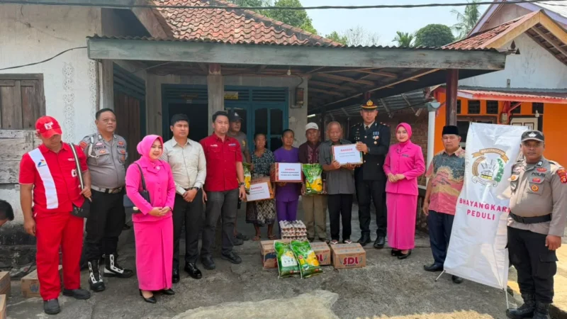 Polres Musi Rawas Bergerak Cepat, Bantu Warga Petunang Korban Kebakaran Rumah