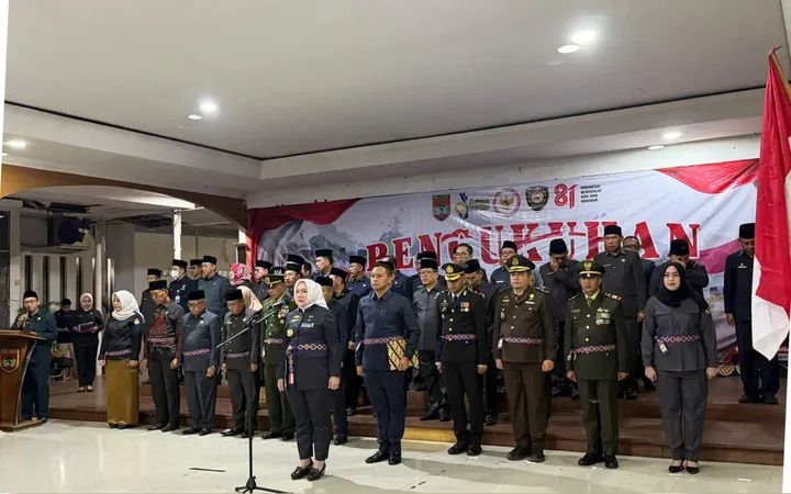 Bupati Musi Rawas Hj Ratna Machmud Kukuhkan Pasukan Pengibar Bendera Pusaka Merah Putih di Pendopoan Rumah Dinas Bupati