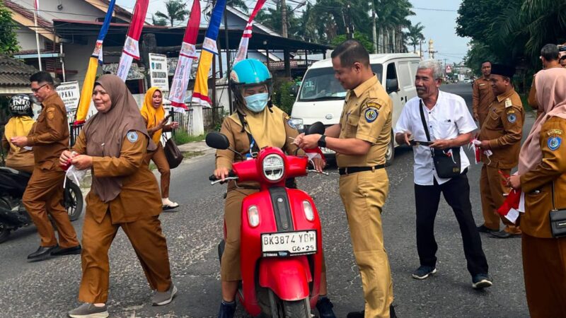 Camat Rantau Selatan dan Jajaran Semarakkan HUT RI ke-81 Dengan Pembagian Bendera