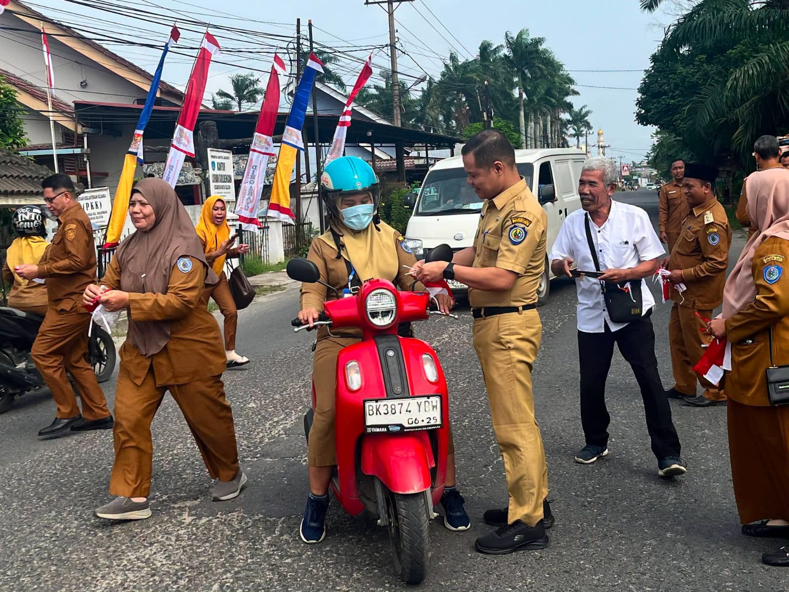 Camat Rantau Selatan dan Jajaran Semarakkan HUT RI ke-81 Dengan Pembagian Bendera