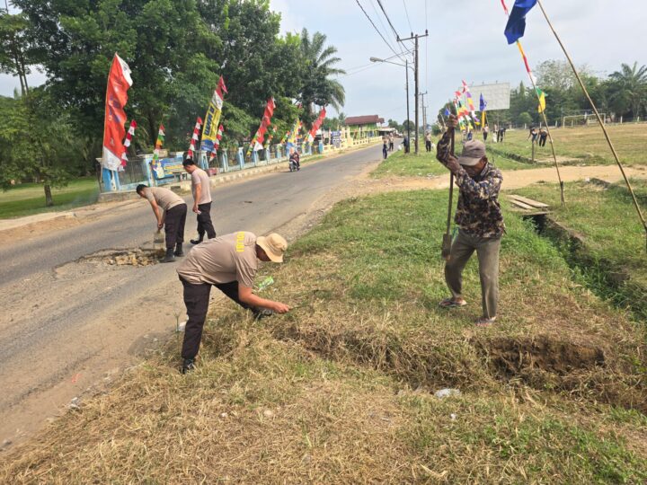 Sambut HUT RI ke-81, Polsek BTS Ulu Bersama Kecamatan dan Karang Taruna Gelar Aksi Gotong Royong “Belida Asri”
