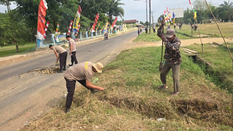 Sambut HUT RI ke-81, Polsek BTS Ulu Bersama Kecamatan dan Karang Taruna Gelar Aksi Gotong Royong “Belida Asri”